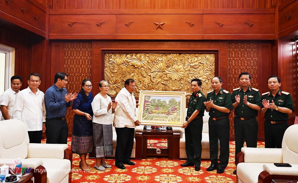 Trung tướng Nguyễn Doãn Anh, Tư lệnh Quân khu 4 trao quà lưu niệm tặng đoàn.