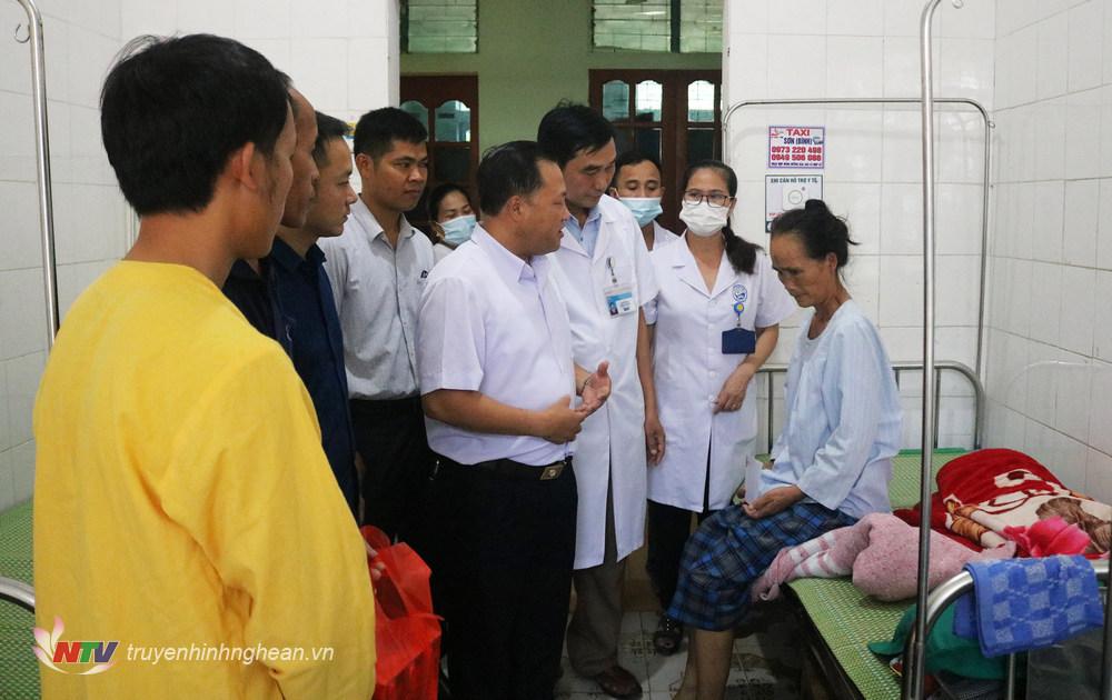 Lãnh đạo huyện thăm hỏi, tặng quà bệnh nhân người Lào.