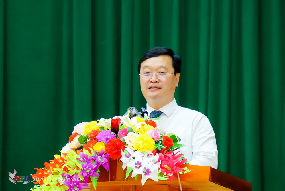 Đồng chí Nguyễn Đức Trung - Chủ tịch UBND tỉnh phát biểu tại buổi lễ, ghi nhận những cống hiến, đóng góp của các đảng viên lão thành đối với sự nghiệp cách mạng của Đảng.