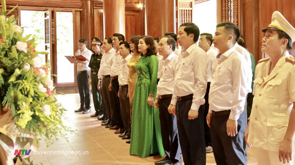 Lãnh đạo huyện dâng hương tưởng niệm Chủ tịch Hồ Chí Minh.