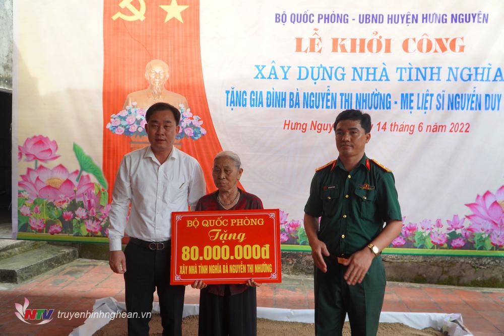 Trao hỗ trợ xây dựng nhà tình nghĩa cho bà Nguyễn Thị Nhường, mẹ liệt sĩ Nguyễn Duy Huyên.
