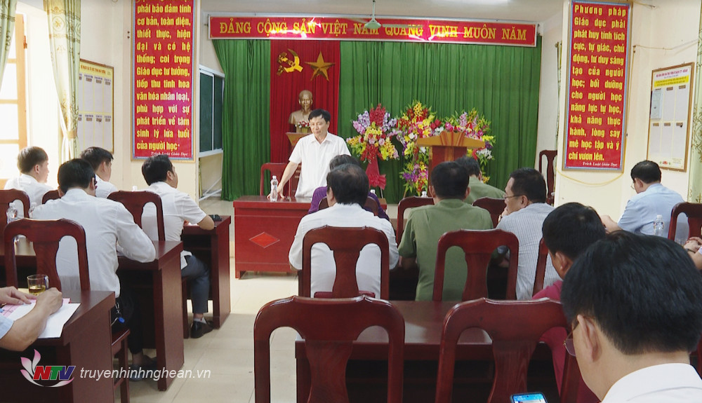 Đồng chí Bùi Đình Long trao đổi về công tác chuẩn bị cho Kỳ thi tuyển sinh lớp 10. 
