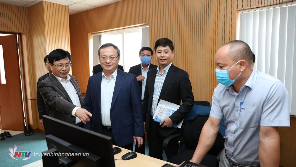 Đồng chí Đỗ Tiến Sỹ - Ủy viên TW Đảng, Tổng giám đốc Đài tiếng nói Việt Nam thăm quan khu vực sản xuất chương trình phát thanh của Đài