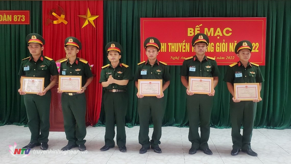 Trung uý Lê Huy Đức (thứ nhất bên trái) đạt giải Nhất hội thi “Thuyền trưởng giỏi” năm 2022