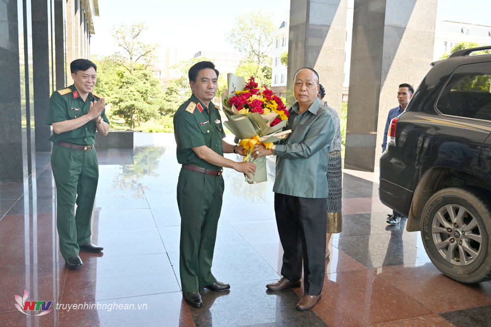 rung tướng Nguyễn Doãn Anh, Tư lệnh Quân khu 4 tặng hoa chúc mừng đồng chí Thượng tướng Thoong Loi - Sỉ Li Vông, Thứ trưởng Bộ Quốc phòng, Chủ nhiệm Tổng cục Chính trị Quân đội Nhân dân Lào thăm Quân khu 4.