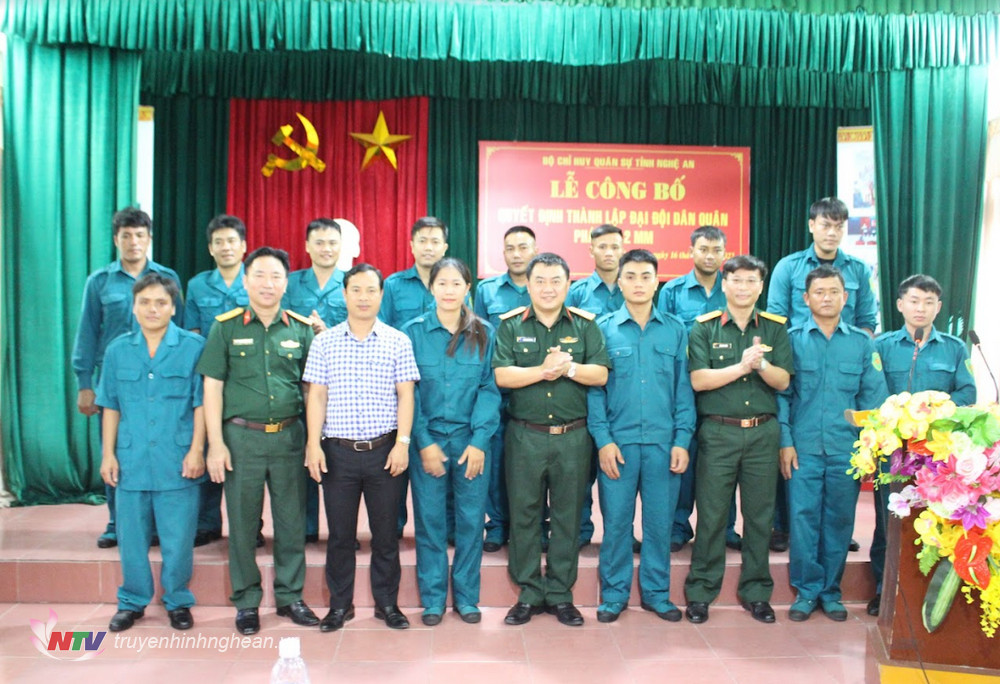 Các đại biểu chụp ảnh lưu niệm với Đại đội Dân quân pháo 76,2 mm