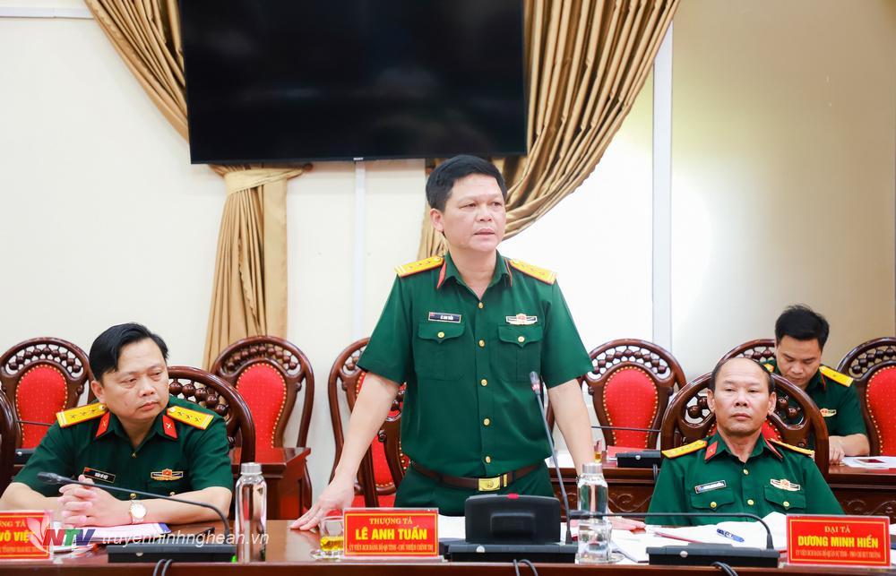 Thượng tá Lê Anh Tuấn - Chủ nhiệm Chính trị Bộ CHQS tỉnh phát biểu thảo luận.
