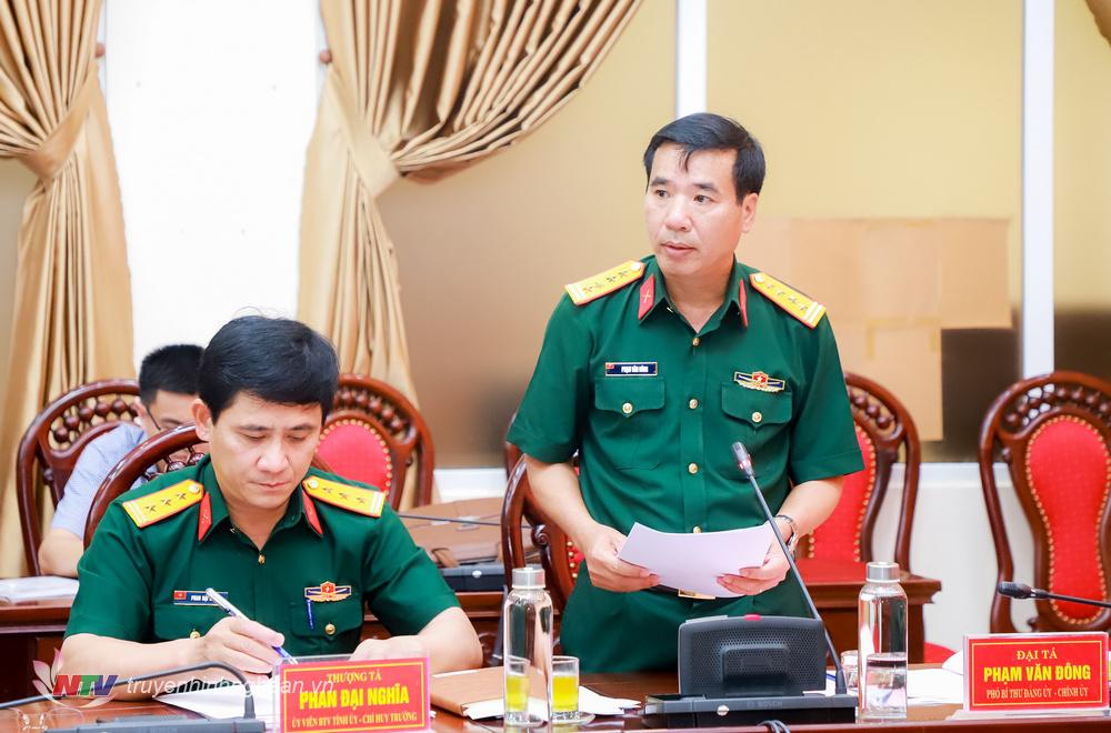 Đại tá Phạm Văn Đông - Phó Bí thư Đảng ủy Quân sự, Chính ủy Bộ Chỉ huy Quân sự tỉnh trình bày dự thảo nghị quyết. 