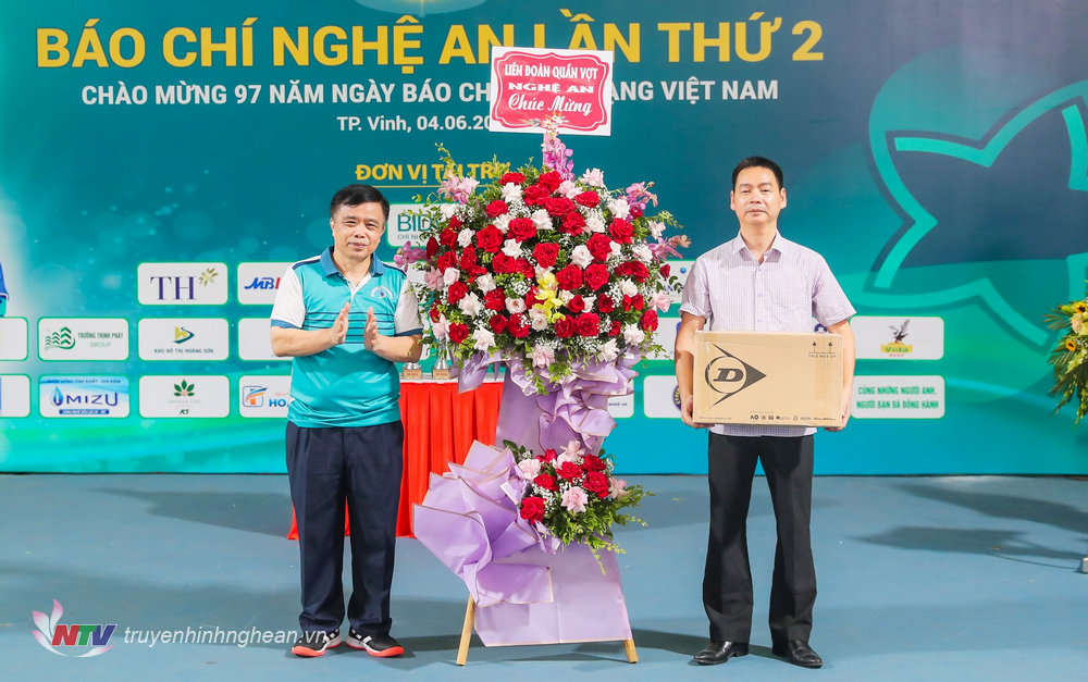 Đại diện Liên đoàn Quần vợt tỉnh Nghệ An tặng hoa chúc mừng.