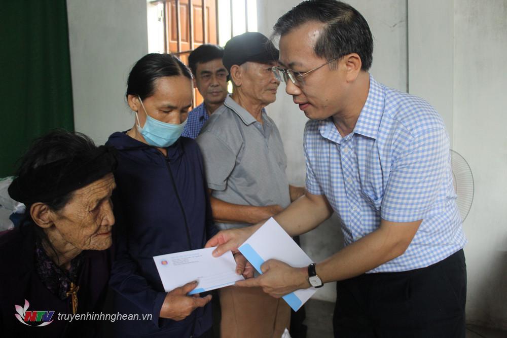 Trao 40 suất quà cho hộ giáo dân nghèo tại huyện Quỳnh Lưu