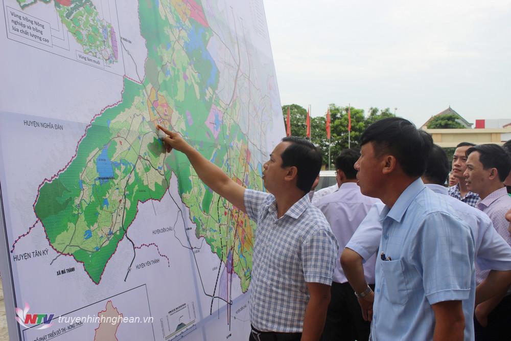 Các đại biểu tham qua tìm hiểu chi tiết bản đồ án quy hoạch xây dựng vùng huyện Quỳnh Lưu thời kỳ 2021 – 2030, tầm nhìn đến năm 2050