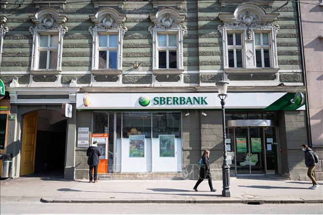 Bên ngoài chi nhánh Ngân hàng Sberbank của Nga tại Ljubljana, Slovenia, ngày 28/2/2022. 