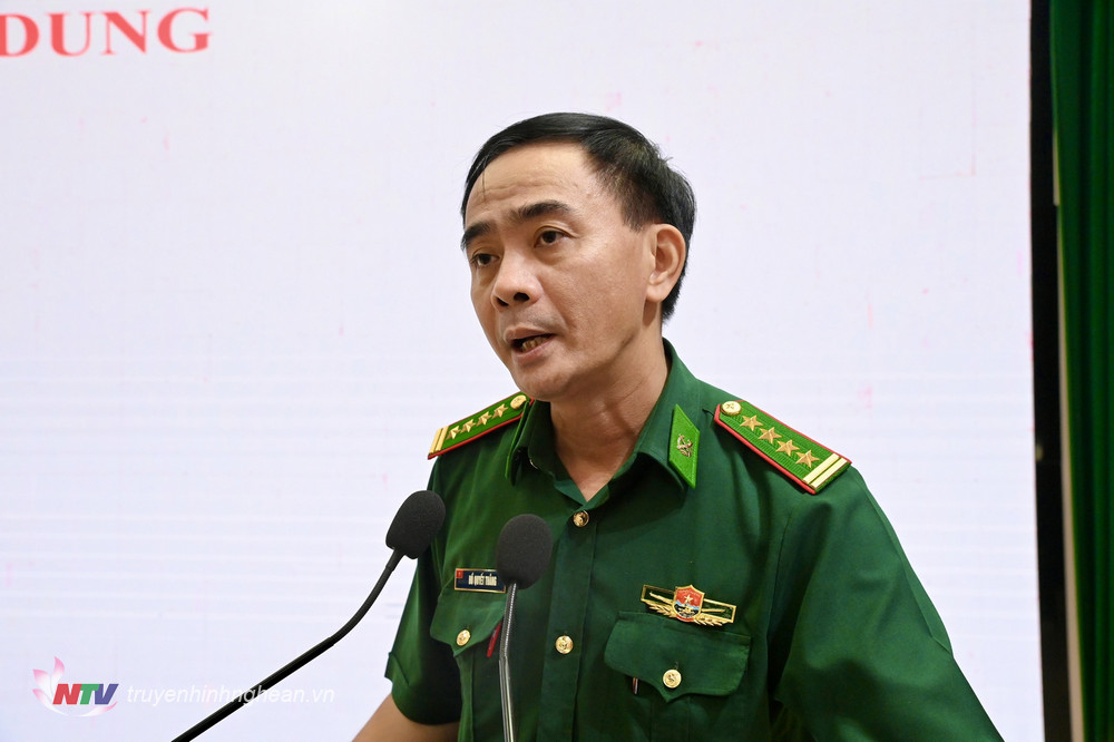 Đại tá Hồ Quyết Thắng, Phó Chỉ huy trưởng, Tham mưu trưởng BĐBP tỉnh Nghệ An giới thiệu Chuyên đề Luật Biên phòng Việt Nam