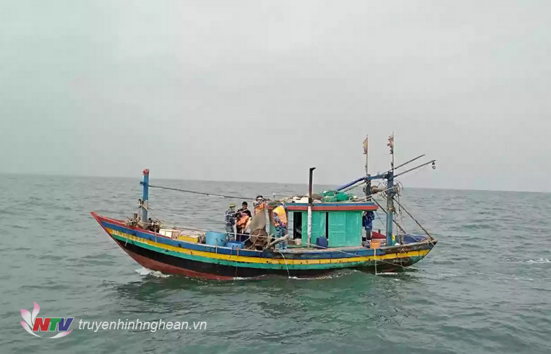 ực lượng kiểm ngư Nghệ An tiếp cận 1 tàu cá trên biển.