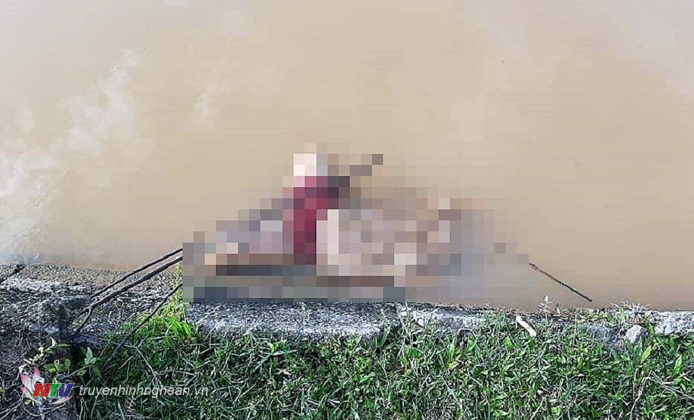 Thi thể bé gái đang phân hủy được phát hiện trên kênh thủy lợi.