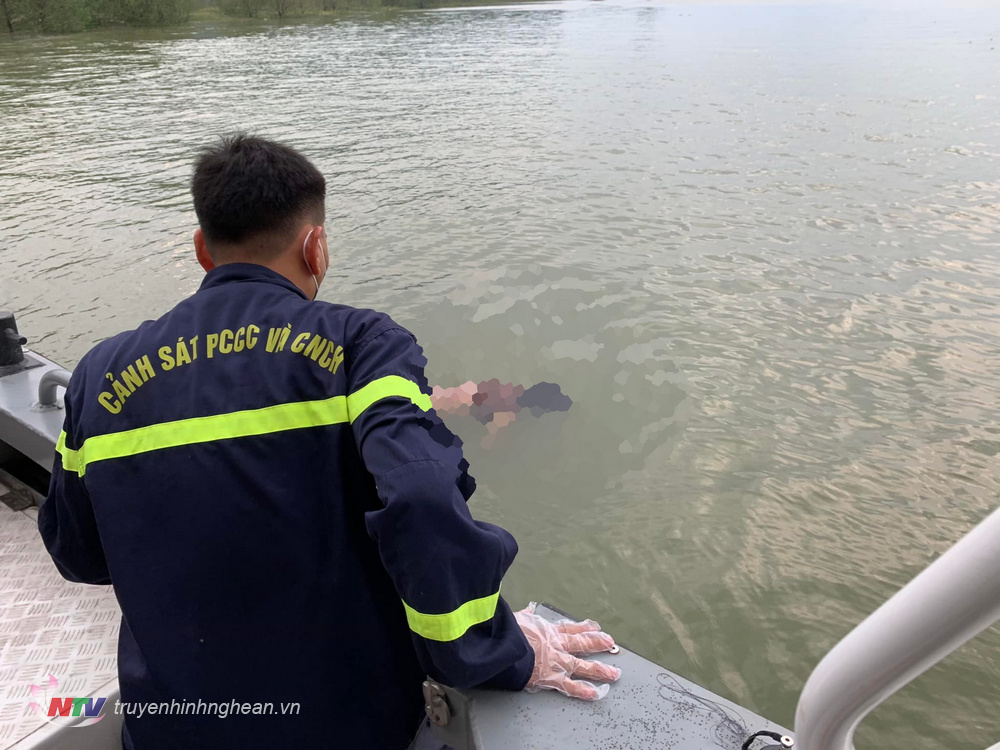 Lực lượng chức năng tiến hành đưa thi thể nạn nhân lên bờ