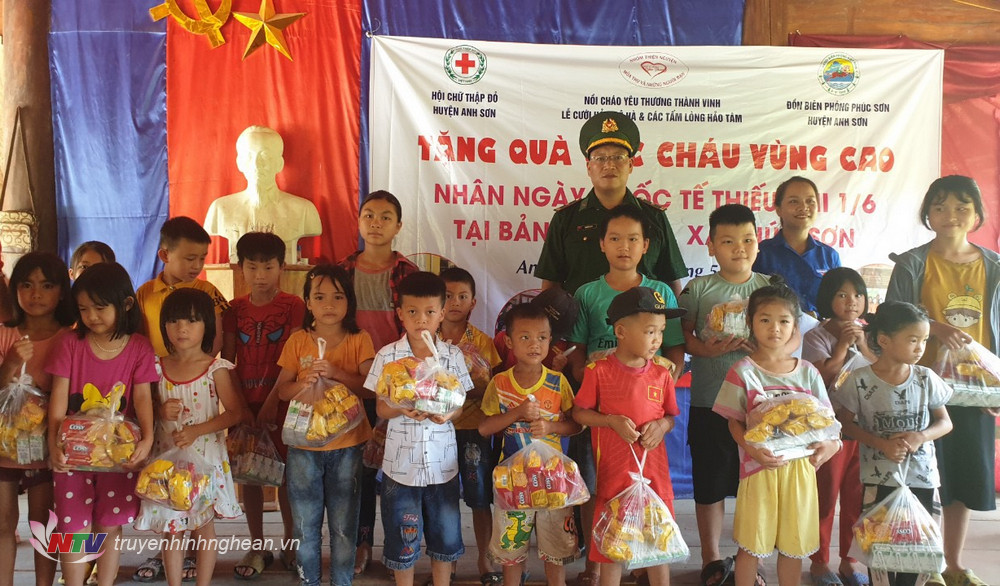 Đồn Biên phòng Phúc Sơn phối hợp Hội chữ thập đỏ huyện Anh Sơn và câu lạc bộ thiện nguyện Thành Vinh tổ chức chương trình Tết thiếu nhi khu vực biên giới.