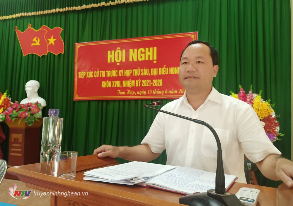 Ông Hoàng Quốc Việt - Giám đốc Sở Tài nguyên - Môi trường tiếp thu, giải trình kiến nghị của cử tri Quỳ Hợp