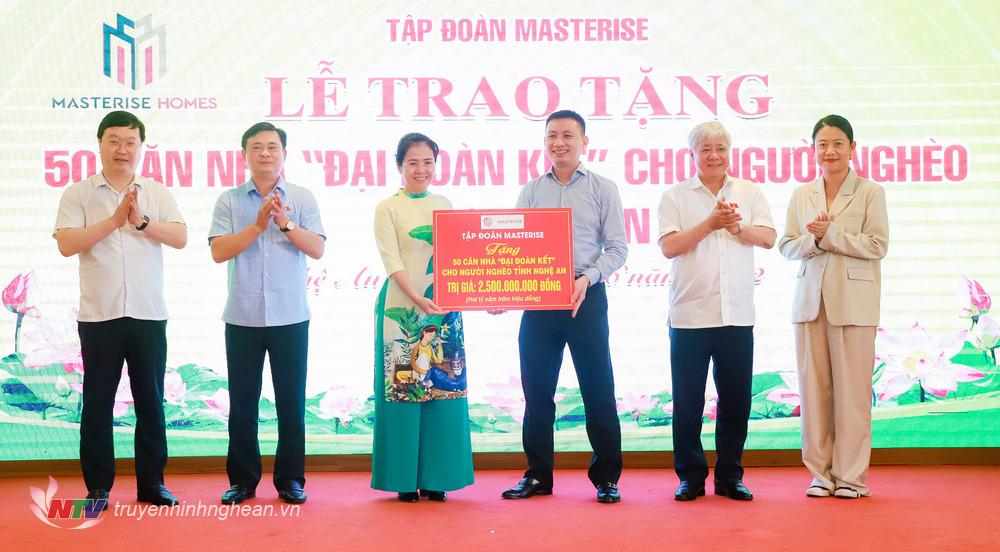 Tập đoàn Masterise trao hỗ trợ 50 căn nhà “Đại đoàn kết” trên địa bàn Nghệ An