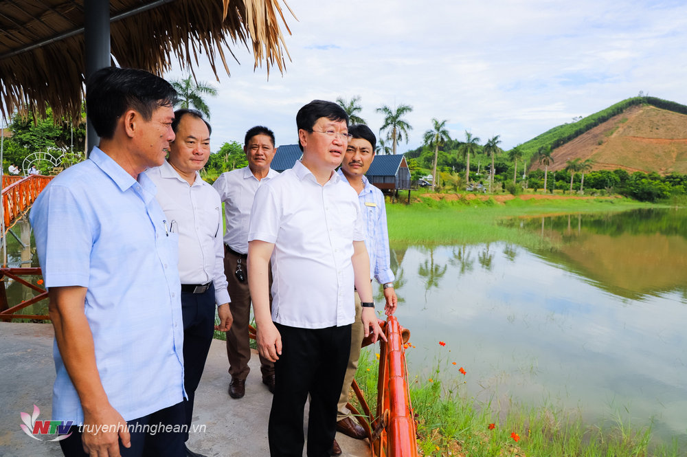 Chủ tịch UBND tỉnh Nguyễn Đức Trung thăm quan Khu Du lịch sinh thái Hòn Mát tại xã Nghĩa Lộc.
