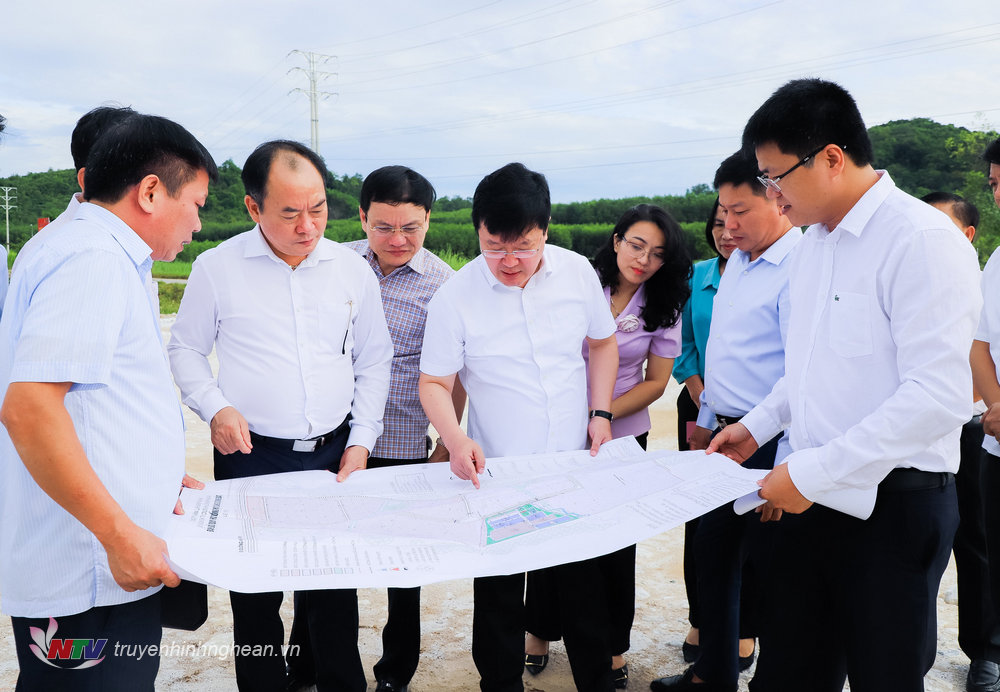 Đồng chí Nguyễn Đức Trung - Phó Bí thư Tỉnh ủy, Chủ tịch UBND tỉnh cùng đoàn đã đến kiểm tra mặt bằng, hạ tầng Khu công nghiệp Nghĩa Đàn. 