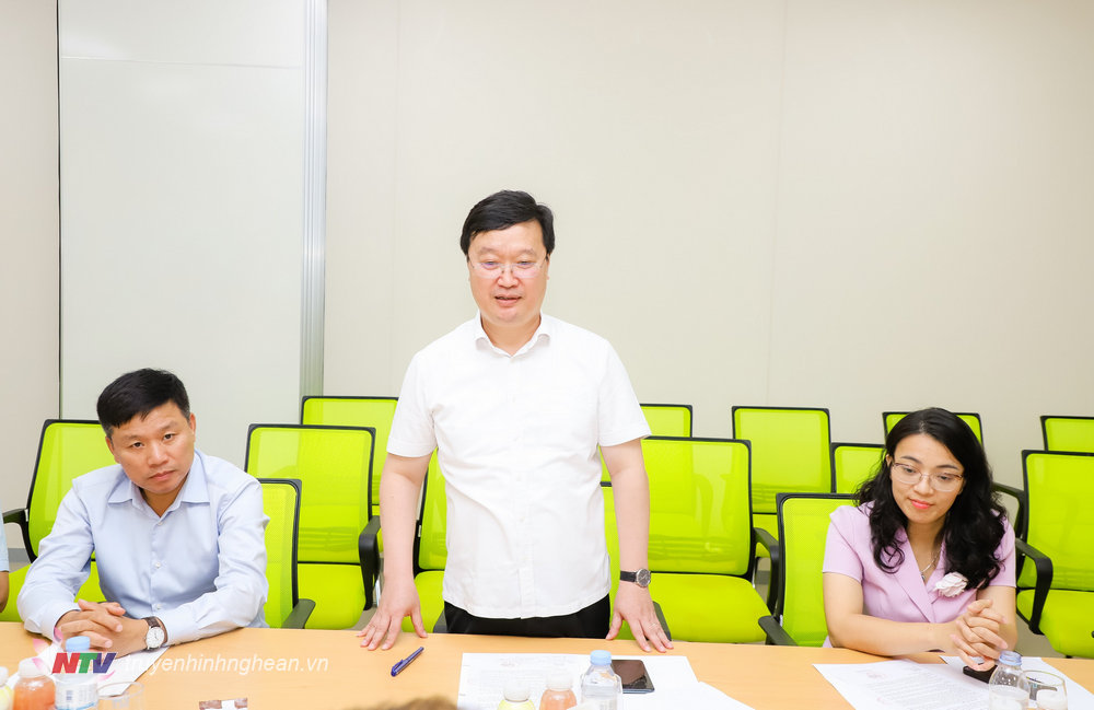 Chủ tịch UBND tỉnh Nguyễn Đức Trung đánh giá cao mô hình sản xuất nông nghiệp công nghệ cao của Tập đoàn TH tại huyện Nghĩa Đàn. 