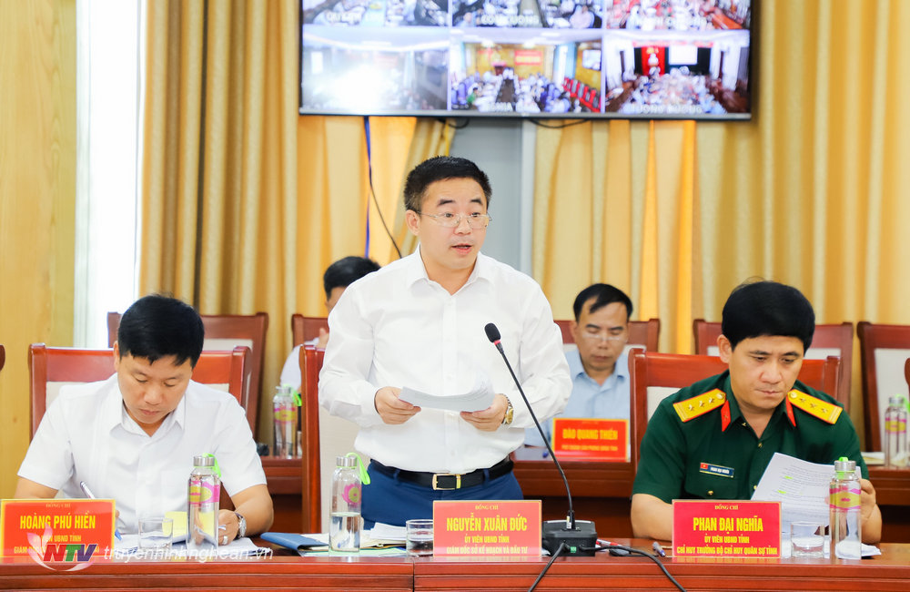 Giám đốc Sở Kế hoạch và Đầu tư Nguyễn Xuân Đức báo cáo tại phiên họp.