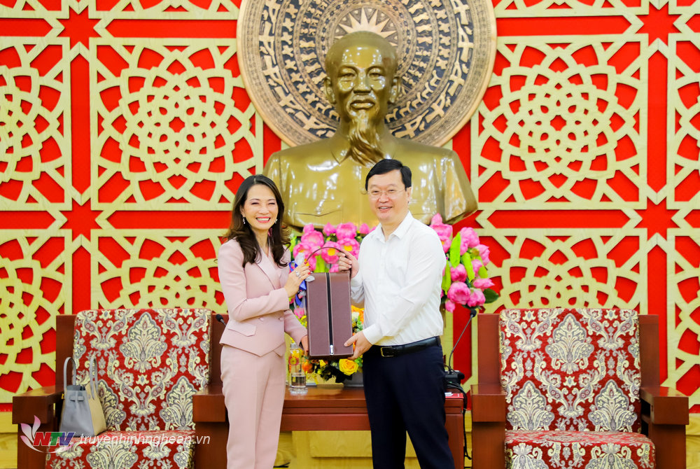 Bà Jareeporn Jarukornsakul - Chủ tịch Hội đồng quản trị Tập đoàn WHA tặng quà lưu niệm cho Chủ tịch UBND tỉnh Nguyễn Đức Trung.