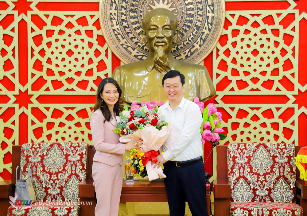 Chủ tịch UBND tỉnh Nguyễn Đức Trung tặng hoa cho bà Jareeporn Jarukornsakul - Chủ tịch Hội đồng quản trị Tập đoàn WHA.