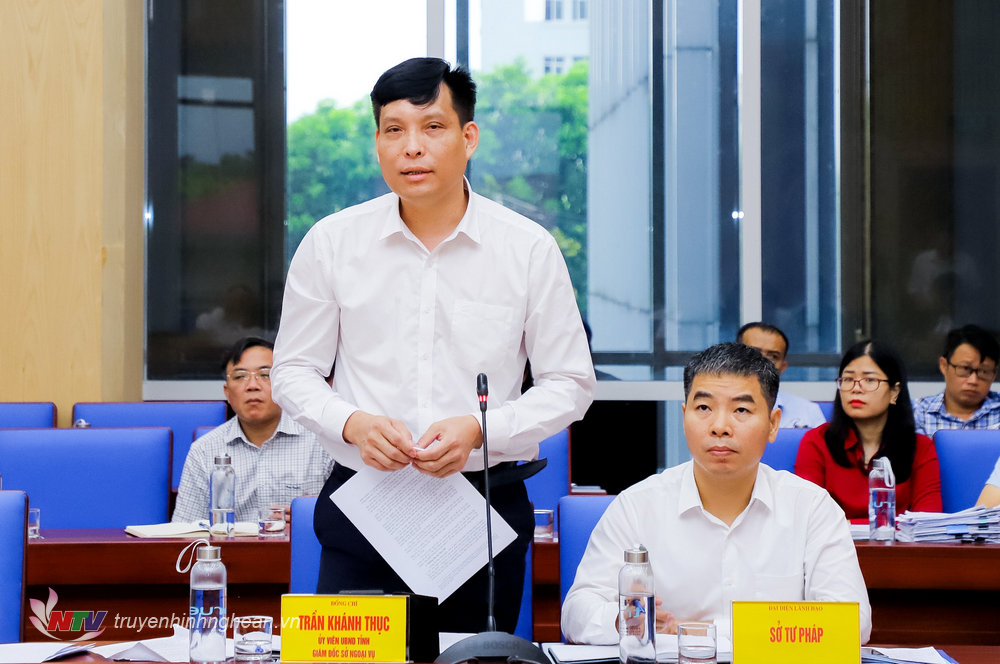 Đồng chí Trần Khánh Thục - Giám đốc Sở Ngoại vụ góp ý kiến vào công tác cải cách hành chính. 