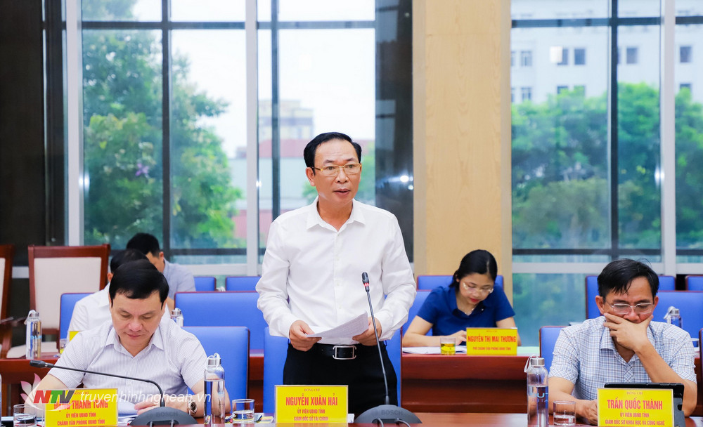 Đồng chí Nguyễn Xuân Hải - Giám đốc Sở Tài chính trình bày báo cáo dự toán ngân sách Nhà nước 6 tháng và kết quả thực hành tiết kiệm, chống lãng phí 6 tháng. 
