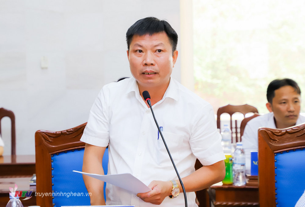Đồng chí Võ Tiến Sỹ - Phó Bí thư Huyện ủy, Chủ tịch UBND huyện Nghĩa Đàn báo cáo kết quả phát triển KT-XH của huyện và định hướng thời gian tới. 