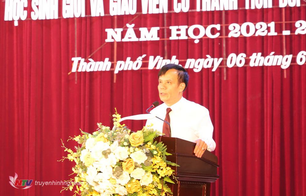 Chủ tịch UBND TP Vinh Trần Ngọc Tú phát biểu chúc mừng tại buổi lễ.