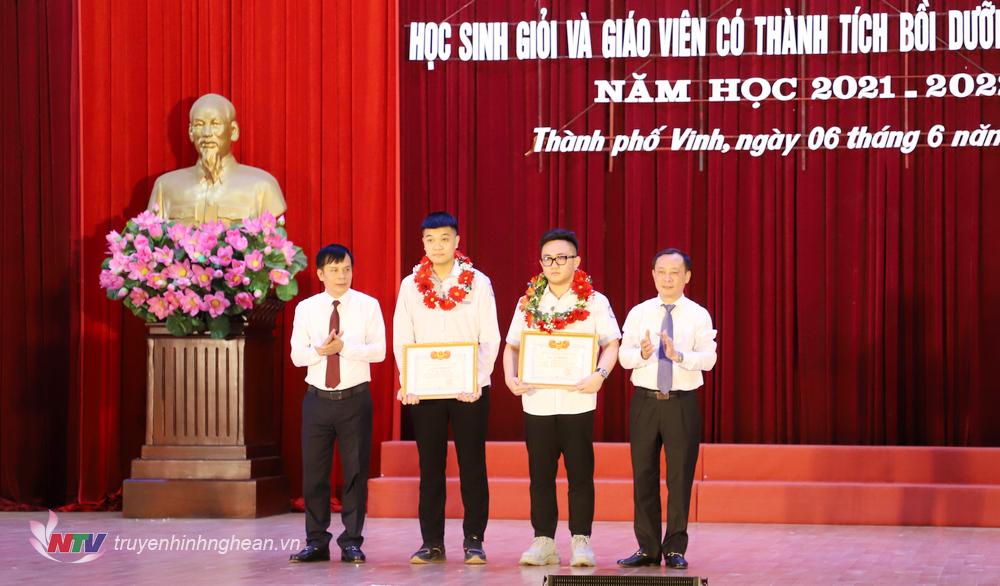 Lãnh đạo TP Vinh trao thưởng cho học sinh đạt giải cao tại các cuộc thi quốc tế.
