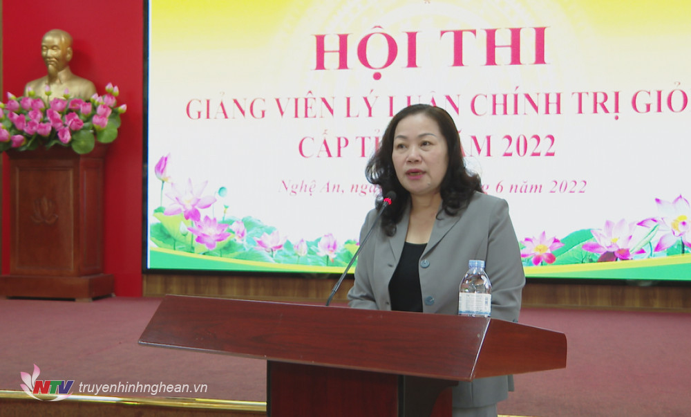Đồng chí Nguyễn Thị Thu Hường - Trưởng Ban Tuyên giáo Tỉnh ủy phát biểu khai mạc hội thi.