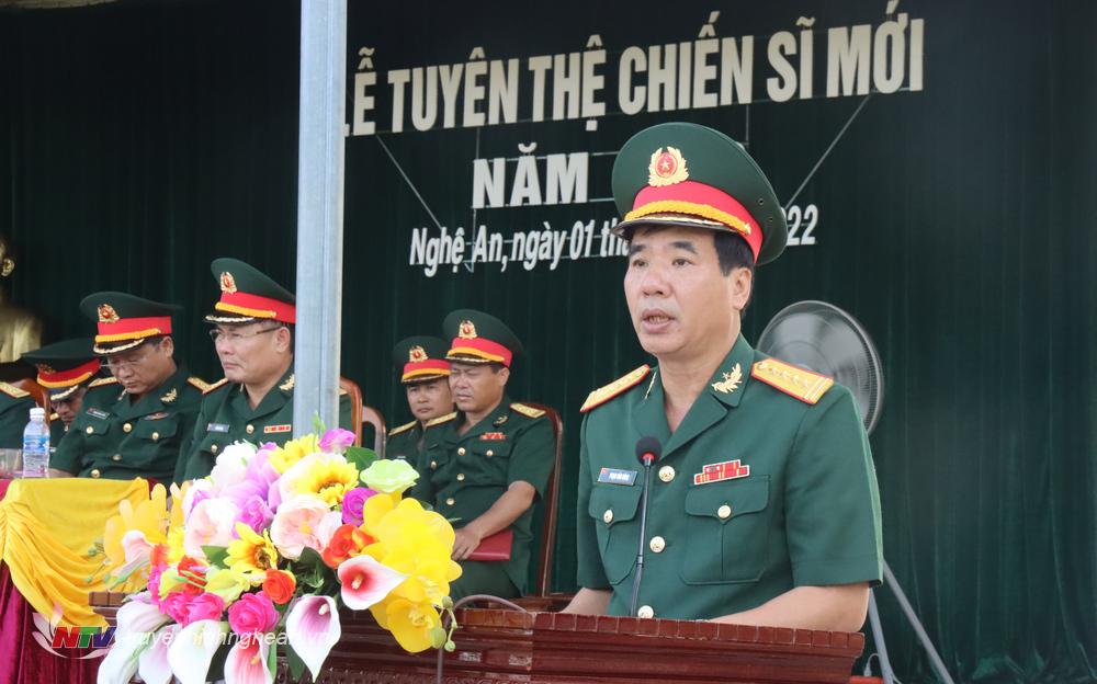Đại tá Phạm Văn Đông, Phó Bí thư Đảng uỷ, Chính uỷ Bộ CHQS tỉnh phát biểu giao nhiệm vụ cho các chiến sĩ mới.