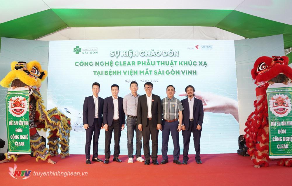 Đại diện Bệnh viện Mắt Sài Gòn Vinh, Hệ thống Bệnh viện Mắt Sài Gòn và Công ty Việt Can chứng kiến nghi thức chào đón công nghệ CLEAR