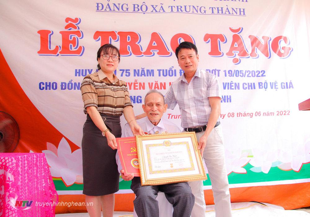 Trao Huy hiệu 75 năm tuổi Đảng cho đảng viên ở Yên Thành