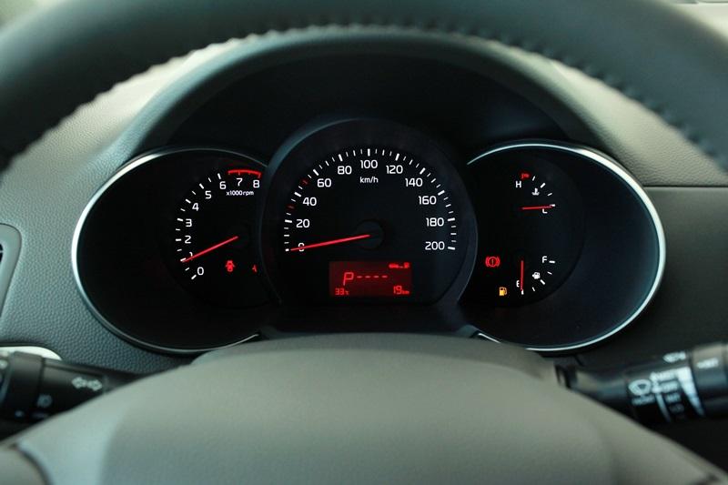 Chạy xe khi nhiên liệu cạn, đồng hồ báo chạm mức E gây hại hệ thống nhiên liệu