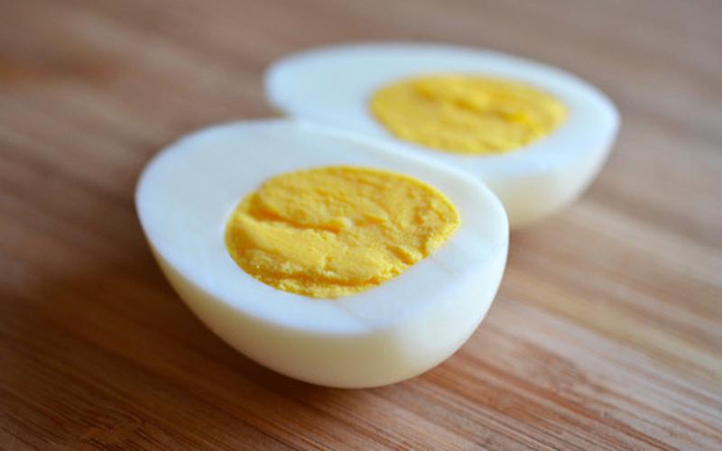 Trứng: Trứng là một nguồn protein tuyệt vời và ít carbohydrate tốt cho người bệnh tiểu đường, giúp ổn định lượng đường huyết.