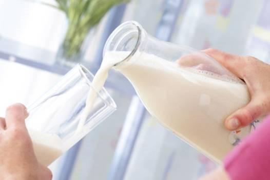 Uống ít sữa: Sữa và các sản phẩm từ sữa khác nhau được gọi là kho cung cấp canxi tự nhiên. 100ml sữa chứa đến 104mg canxi. Các sản phẩm từ sữa không chỉ chứa hàm lượng canxi cao mà còn rất dễ hấp thụ. Uống ít sữa cũng là nguyên nhân gây thiếu canxi.
