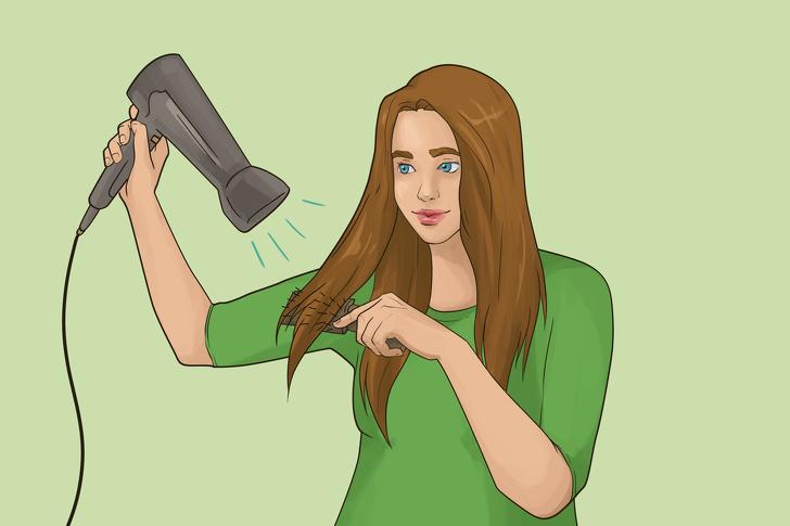 Kéo tóc xuống: Chải tóc theo chiều đi xuống có thể làm giảm khả năng mọc tóc. Thay vào đó, hãy kéo tóc lên, giữ ngọn tóc bằng lược và điều khiển gió từ máy sấy thổi trực tiếp vào lọn tóc.