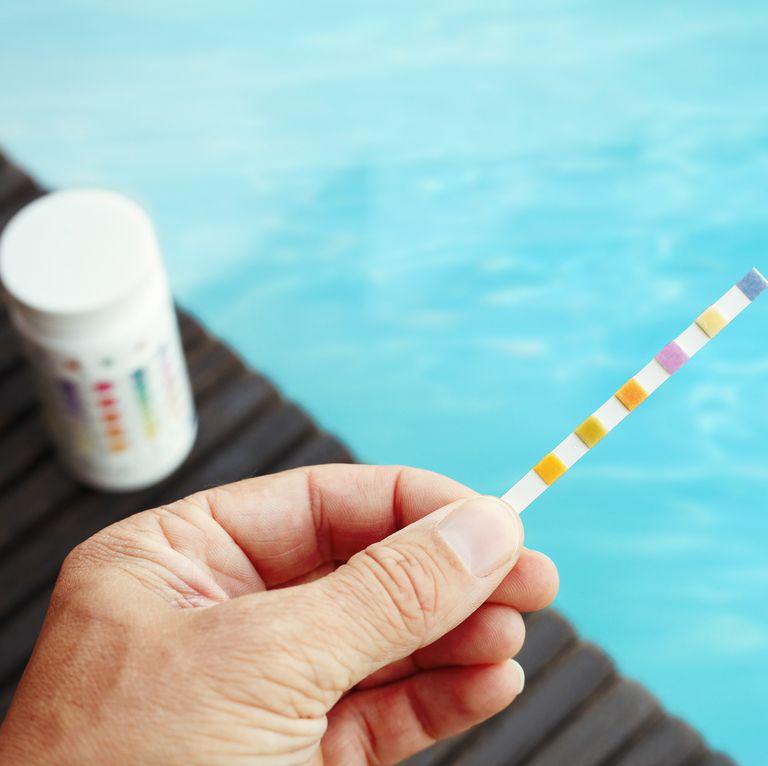Người quản lí bể bơi không kiểm tra nước: Nước bể bơi cần được kiểm tra thường xuyên để đảm bảo nồng độ hóa chất không vượt mức an toàn. Nước bể bơi cần được kiểm tra 2 lần/ngày. Nếu nồng độ clo trong nước bể bơi không được kiểm soát, các vi sinh vật như norovirus (gây tiêu chảy, đau bụng, nôn mửa) có thể ảnh hưởng đến sức khỏe của người đi bơi.