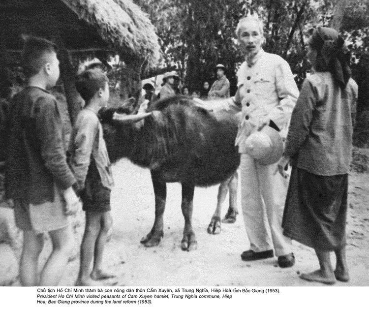 Chủ tịch Hồ Chí Minh thăm bà con nông dân thôn Cẩm Xuyên, xã Trung Nghĩa, Hiệp Hòa, tình Bắc Giang năm 1953. Ảnh Tư liệu