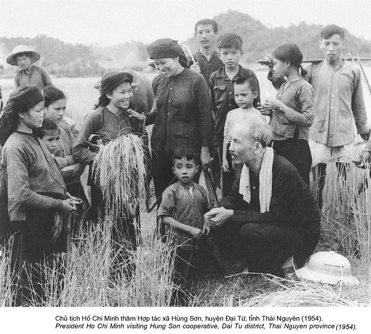Chủ tịch Hồ Chí Minh thăm Hợp tác xã Hùng Sơn, huyện Đại Từ, tỉnh Thái Nguyên năm 1954. Ảnh Tư liệu