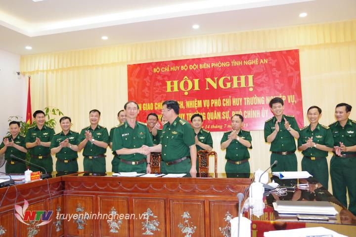 Bàn giao nhiệm vụ giữa Đại tá Hoàng Văn Hùng – Phó chính ủy và Đại tá Lê Như Cương – Chính ủy