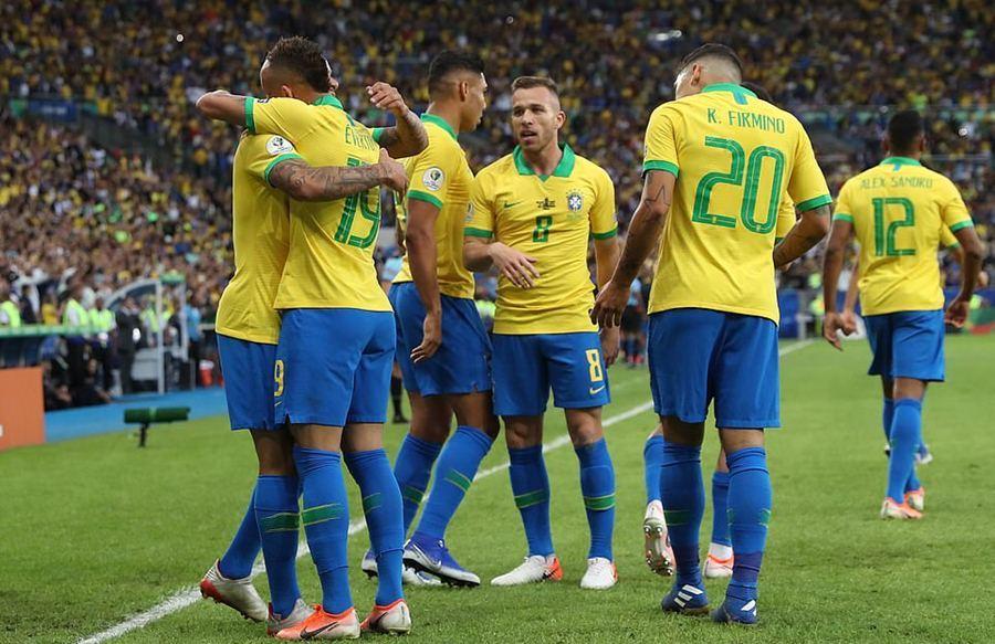 Các cầu thủ Brazil ăn mừng bàn thắng mở tỷ số của Everton 