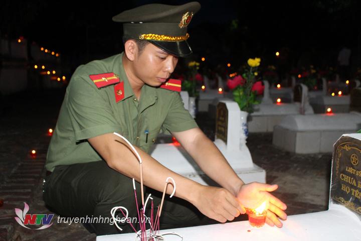 Lực lượng vũ trang và các đoàn viên thanh niên thắp nến tri ân các anh hùng liệt sỹ.
