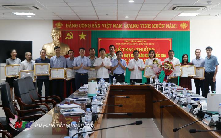 Chủ tịch UBND tỉnh Thái Thanh Quý tặng Bằng khen cho các tác giả, nhóm tác giả NTV đạt giải Báo chí Quốc gia 2018.