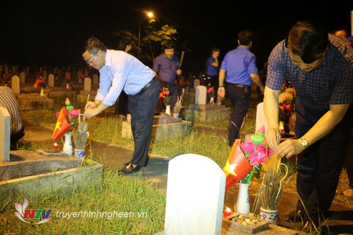 Các đại biểu thắp hương tại phần mộ các liệt sĩ.